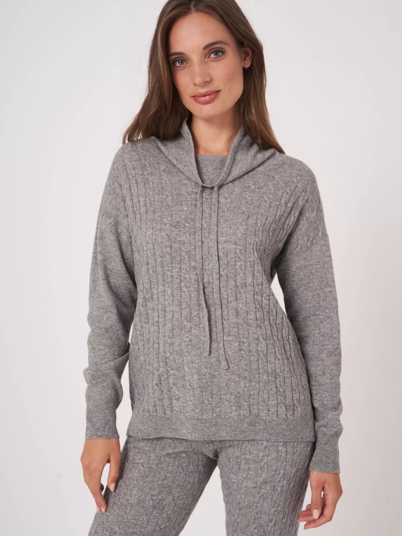 REPEAT cashmere Truien<Trui In Fijn Kabelpatroon Met Opstaande Kraag En Trekkoord Lichtgrijs