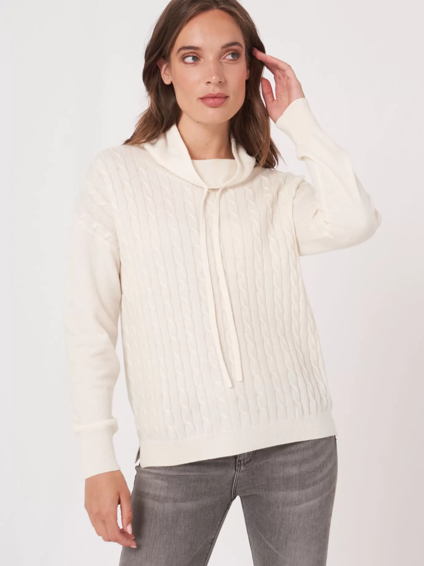 REPEAT cashmere Truien<Trui In Fijn Kabelpatroon Met Opstaande Kraag En Trekkoord Room