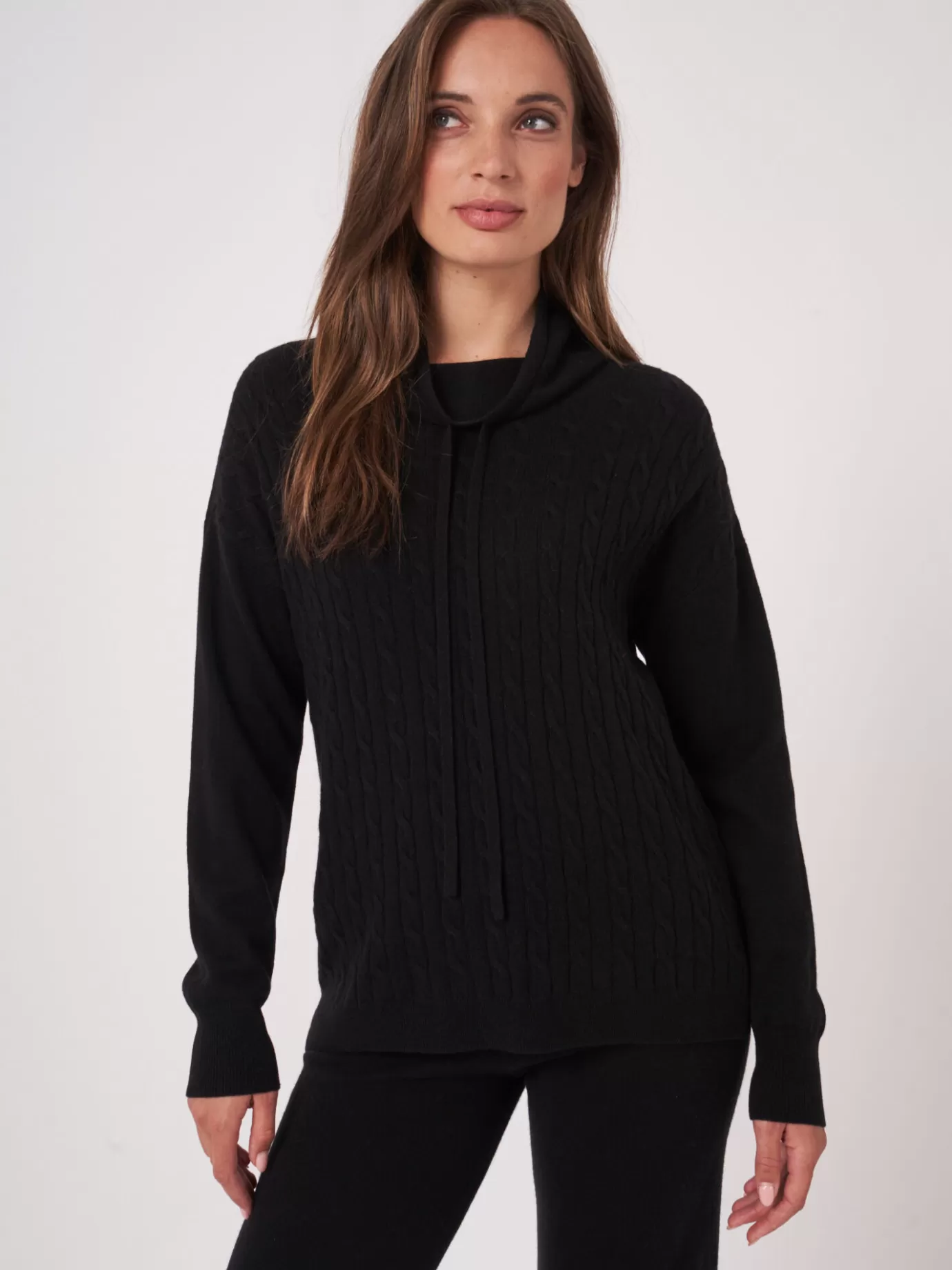 REPEAT cashmere Truien<Trui In Fijn Kabelpatroon Met Opstaande Kraag En Trekkoord Zwart
