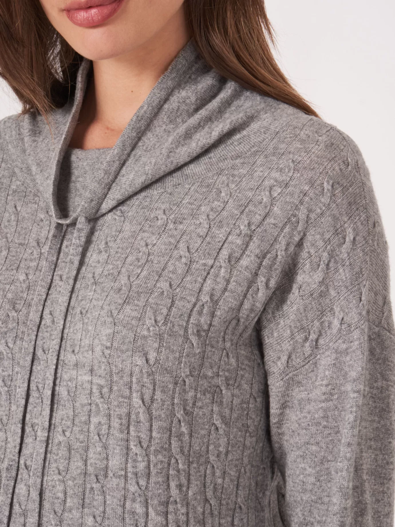 REPEAT cashmere Truien<Trui In Fijn Kabelpatroon Met Opstaande Kraag En Trekkoord Lichtgrijs