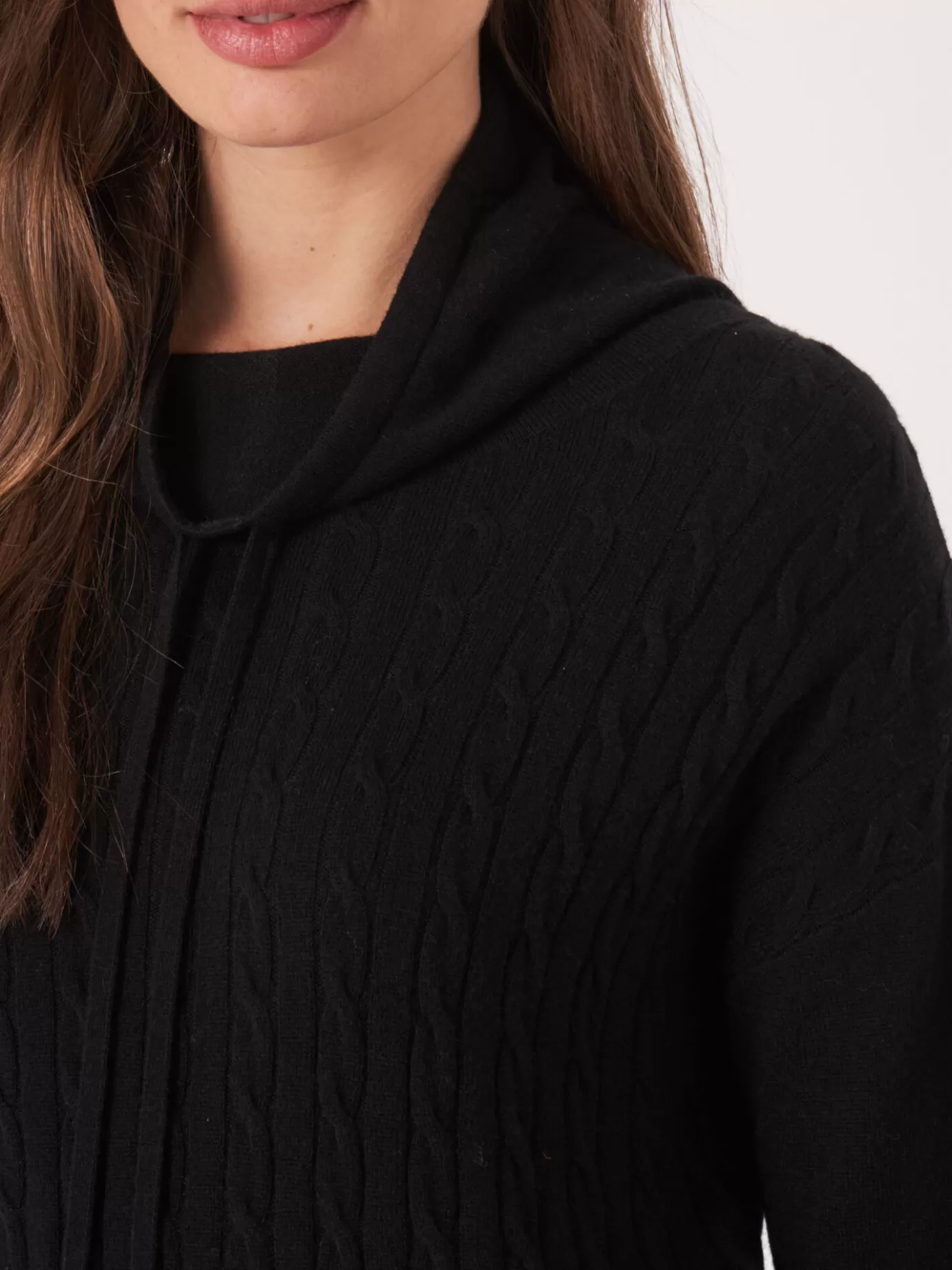 REPEAT cashmere Truien<Trui In Fijn Kabelpatroon Met Opstaande Kraag En Trekkoord Zwart