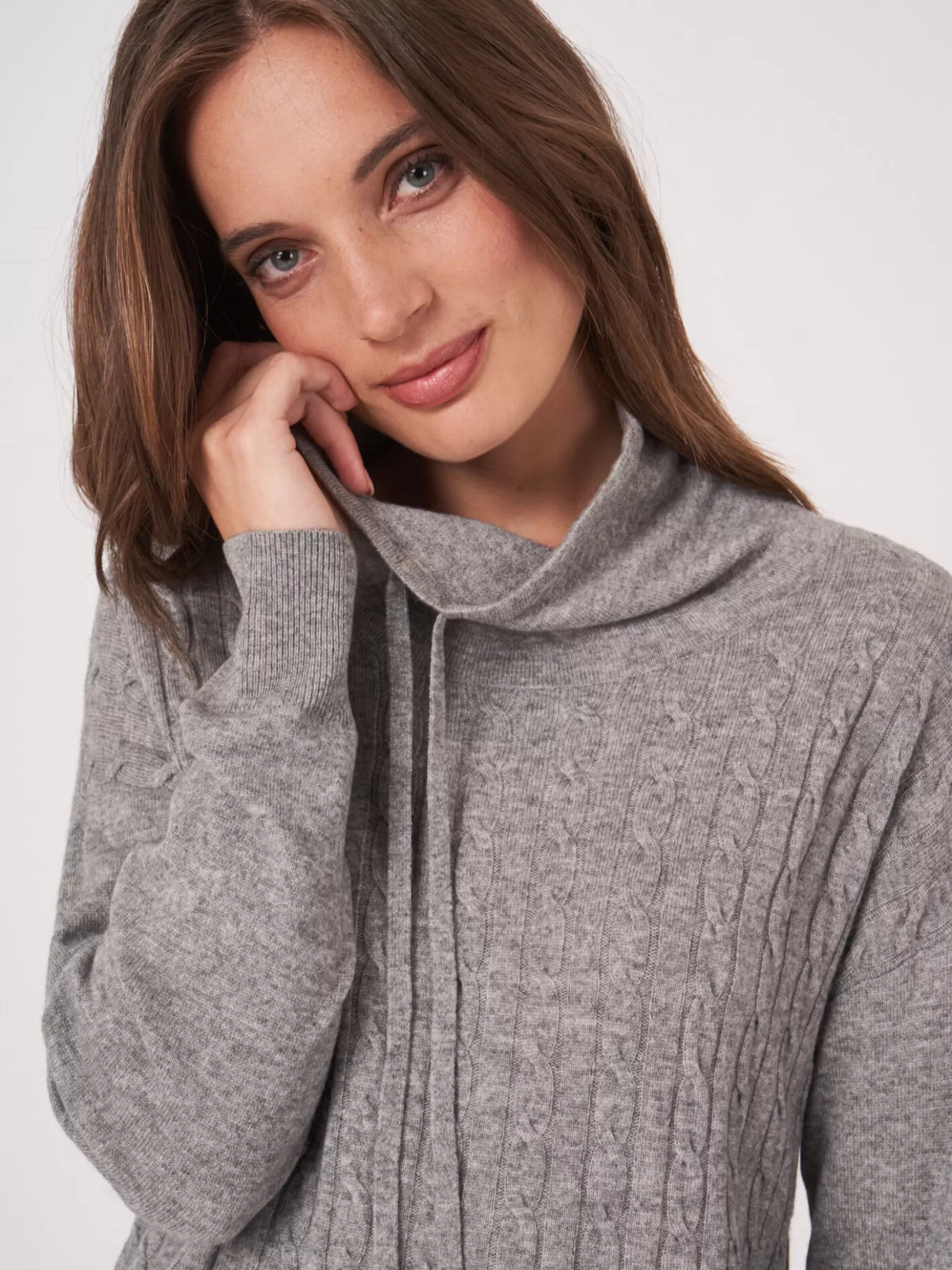 REPEAT cashmere Truien<Trui In Fijn Kabelpatroon Met Opstaande Kraag En Trekkoord Lichtgrijs
