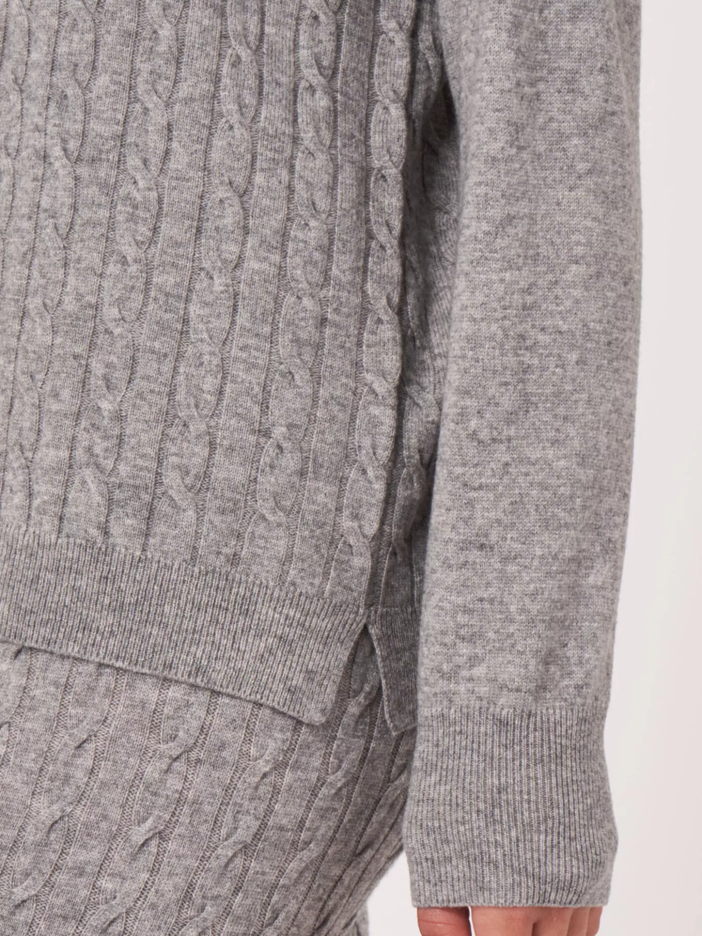 REPEAT cashmere Truien<Trui In Fijn Kabelpatroon Met Opstaande Kraag En Trekkoord Lichtgrijs