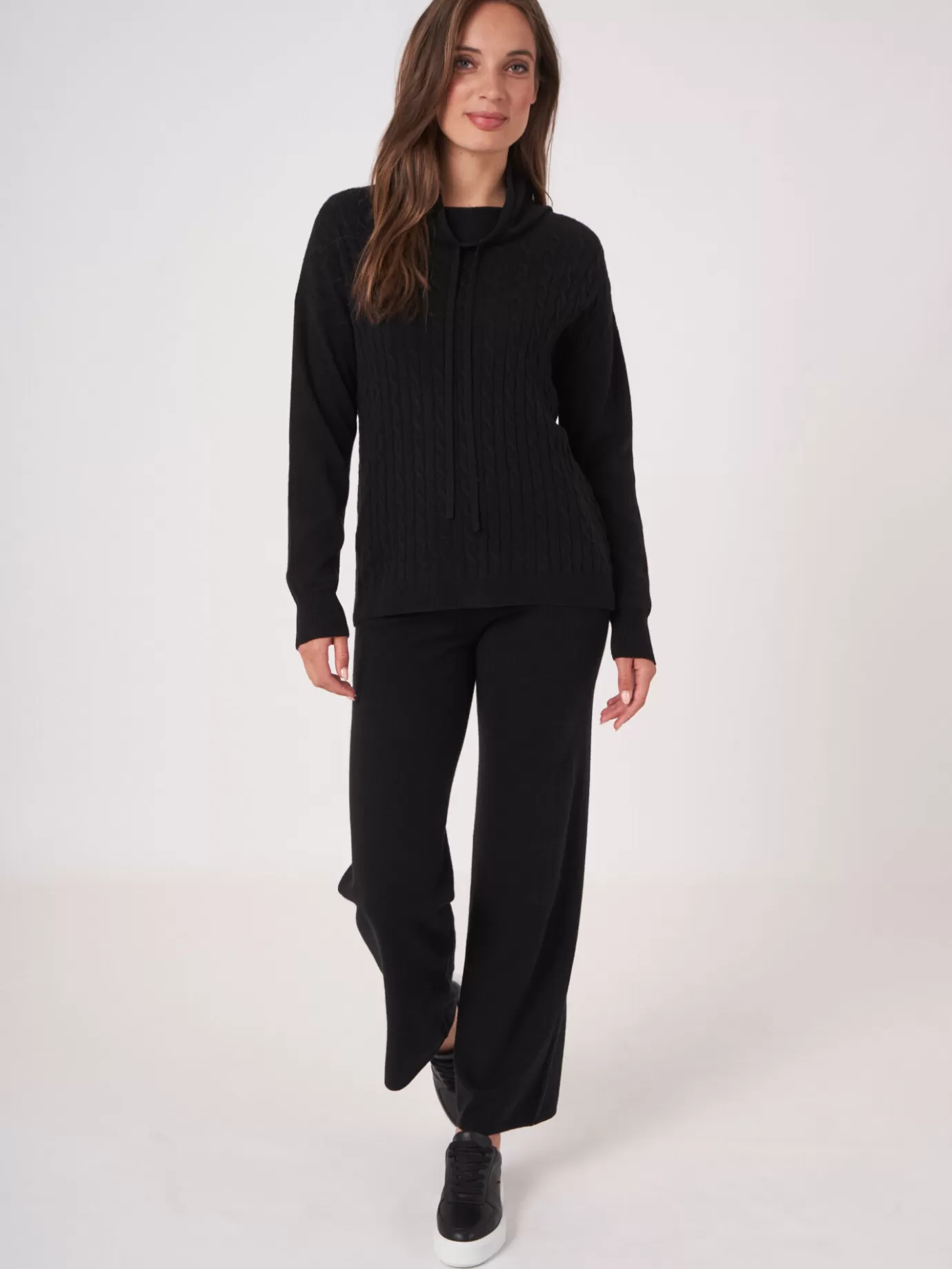 REPEAT cashmere Truien<Trui In Fijn Kabelpatroon Met Opstaande Kraag En Trekkoord Zwart