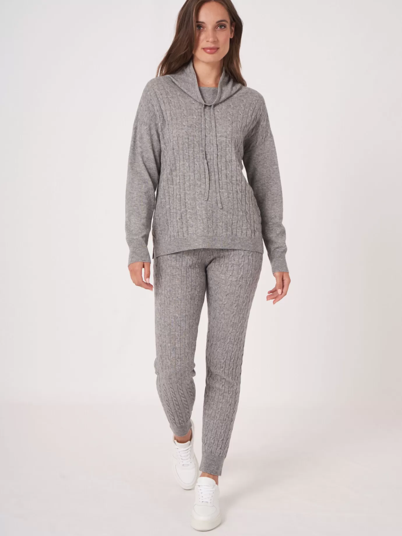 REPEAT cashmere Truien<Trui In Fijn Kabelpatroon Met Opstaande Kraag En Trekkoord Lichtgrijs